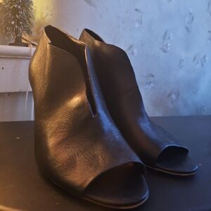 Vince Camuto Elegant Black Leather Women's Shoes Open Toe Wood Heel